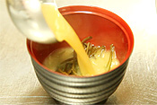 器に生めかぶを盛りつけ温めたお味噌汁を注げば完成！メカブの食感と旨味をダイレクトに味わえます♪