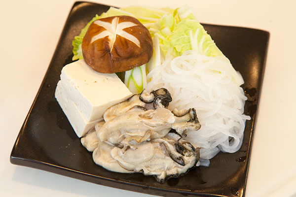 牡蠣の味噌鍋3　野菜を切ります。豆腐、しいたけ、白菜、糸こんにゃくを食べやすい大きさに切っていきます。